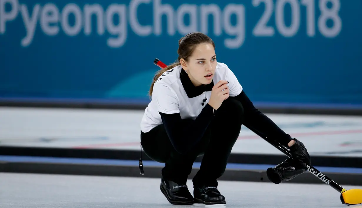 Atlet curling asal Rusia, Anastasia Bryzgalova tampil melawan ganda campuran Swiss pada Olimpiade Musim Dingin Pyeongchang 2018, Minggu (11/2). Saking cantiknya banyak yang berpendapat Bryzgalova pantas menjadi seorang model. (AP/Natacha Pisarenko)