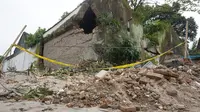 Tembok Keraton Kasunan Surakarta roboh pada Senin malam (15/1).(Liputan6.com/Fajar Abrori)