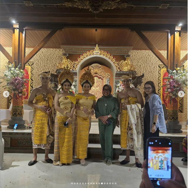 6 Potret Antonio Blanco Jalani Upacara Potong Gigi, Didampingi Zoe Meski Beda Agama