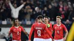 Haris Saferovic dan Granit Xhaka merayakan gol pertama timnas Swiss pada laga Nations League yang berlangsung di stadion Swiss porarena, Senin (19/11). Timnas Swiss menang 5-2. (AFP/Fabrice Coffrini)