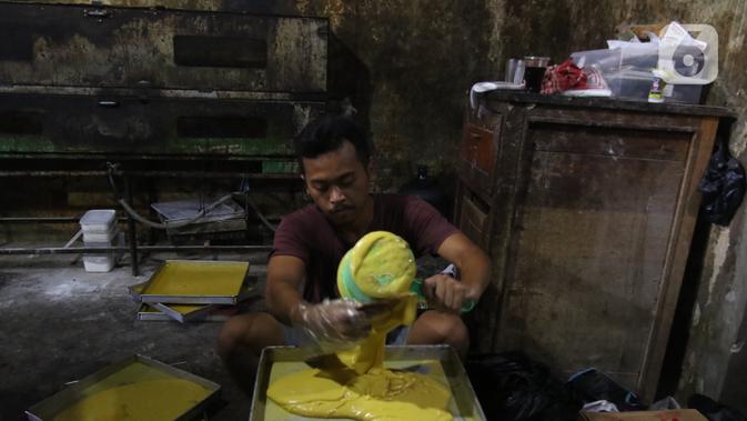Pekerja menyelesaikan pembuatan kue kering di Jakarta, Rabu (30/9/2020). Kemenkop UKM menyatakan realisasi penyaluran bantuan presiden (Banpres) produktif untuk UMKM senilai 2,4 juta/UKM hingga 21 September 2020 mencapai 5.909.647 usaha mikro atau sekitar 64,50 persen. (Liputan6.com/Angga Yuniar)