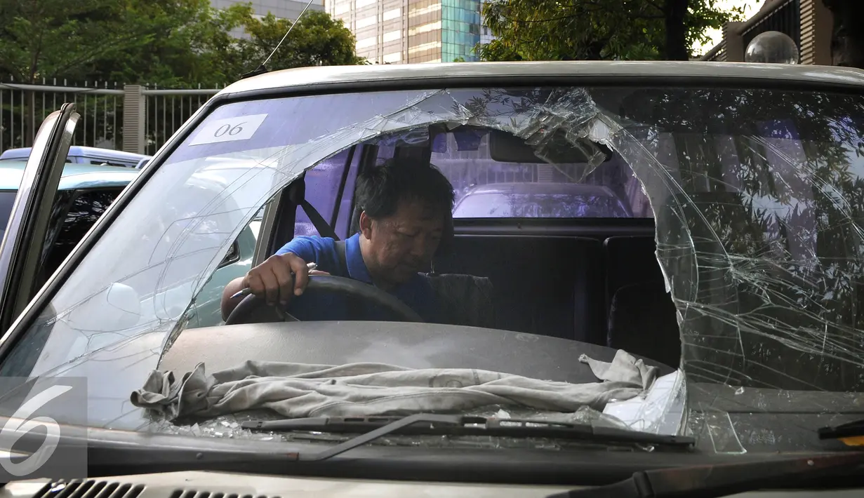 Peserta lelang mengecek mobil dinas KPK yang akan dilelang di halaman KPK, Selasa (1/9/2015). KPK akan melelang 21 mobil dan 8 motor operasional yang sudah tidak digunakan lagi pada Rabu (2/9) melalui KPKNL Jakarta III. (Liputan6.com/Herman Zakharia)