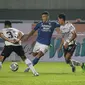 Striker Persib Bandung, Ciro Alves, tengah dikepung dua pemain Bali United, Made Andhika Wijaya dan Novri Setiawan dalam laga pertamanya di Grup C Piala Presiden 2022. (Bola.com/Bagaskara Lazuardi)