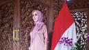 Gaya Syarini ini juga cukup simple untuk diikuti, cukup kenakan atasan satin pink yang serasi dengan warna kerudungmu. Padukan dengan celana putih. (@princessyahrini)