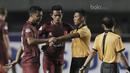 Kapten PSM Makassar, Hamkah Hamzah, memprotes keputusan wasit terkait waktu pertandingan saat laga melawan Persib Bandung dalam lanjutan Liga 1 di Stadion GBLA, Bandung, Rabu, (5/7/2017). (Bola.com/M Iqbal Ichsan)