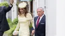 <p>Ratu Rania dari Yordania memilih gaun kuning pucat. Yang Mulia mengenakan gaun pensil custom couture Tamara Ralph pastel lemon yellow silk crepe dengan kerah busur off-shoulder berstruktur. @queenrania</p>