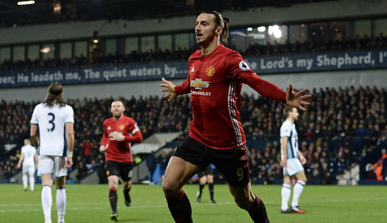 Striker Manchester United, Zlatan Ibrahimovic, terpilih sebagai pemain terbaik Premier League musim bulan Desember musim 2016-2017. Sepanjang Desember, Ibra tampil apik dan berkontribusi besar buat MU. (AFP/Oli Scarff)