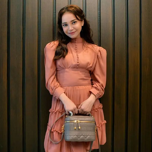 6 OOTD Rossa dengan Sejumlah Tas Mahal, Berapa Harganya?