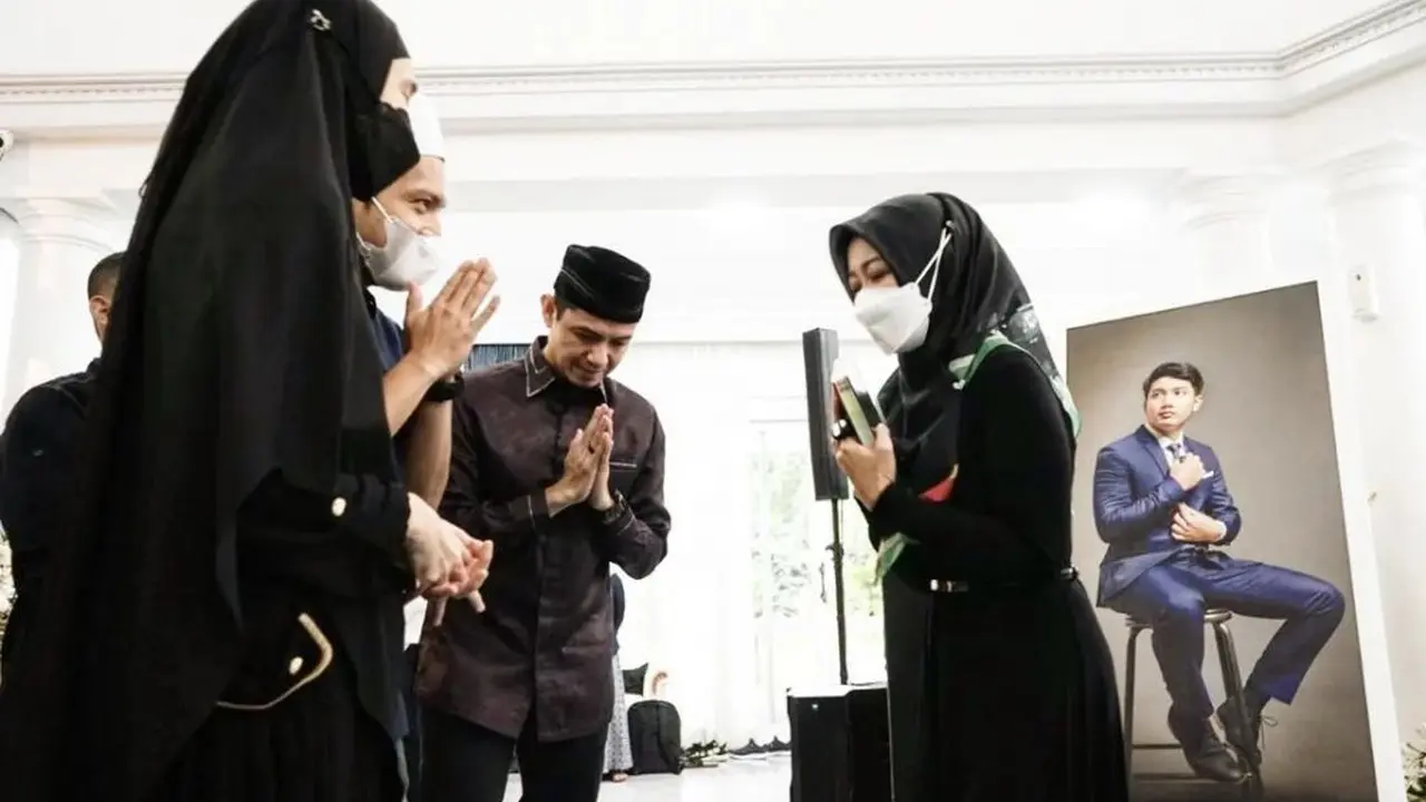 Doakan Eril, Ini 6 Artis dan Tokoh yang Bertakziah ke Kediaman Ridwan Kamil
