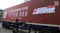 Petugas mengatur kontainer Ekspor Mayora ke-250.000 ke Filipina di pabrik Mayora di Cikupa Tangerang, Senin (18/2). Mayora Indah yang berdiri sejak 1977 bergerak di bidang consumer goods yang merambah pasar global. (Liputan6.com/HO/Bal)