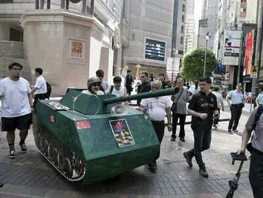 Di Hong Kong, dengan menggunakan replika tank militer, seorang aktivis melakukan aksi memperingati 25 tahun tragedi berdarah Tiananmen, Tiongkok, (4/6/2014). (AFP PHOTO/ALEX OGLE)