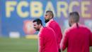 Pemain Barcelona, Lionel Messl dan Arturo Vidal, saat latihan jelang laga Liga Champions di Barcelona, Senin (16/4). Barcelona akan berhadapan dengan Manchester United. (AP/Joan Monfort)