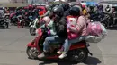 Sejumlah pemudik bersepeda motor melintas di Jalan Raya Brigadir Jenderal Darsono, Cirebon, Jawa Barat, Minggu (7/4/2024). (Liputan6.com/Herman Zakharia)