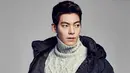 Meskipun sudah menjalani pengobatan dan dikabarkan sudah mulai sembuh, namun Kim Woo Bin kehilangan berat badannya sebesar 10 Kg. bentuk tubuhnya pun saat ini sangat terlihat lebih kurus dari sebelumnya. (Instagram/actorkimwoobin)