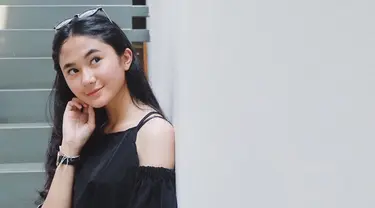 Gunakan off shoulder top hitam membuat penampilan pemeran Mila di sinetron 'Cinta Karena Cinta' ini terlihat elegan namun simpel. Riasan makeup natural membuat penampilan gadis 18 tahun ini lebih fresh. (Liputan6.com/IG/@zahwaqilah)