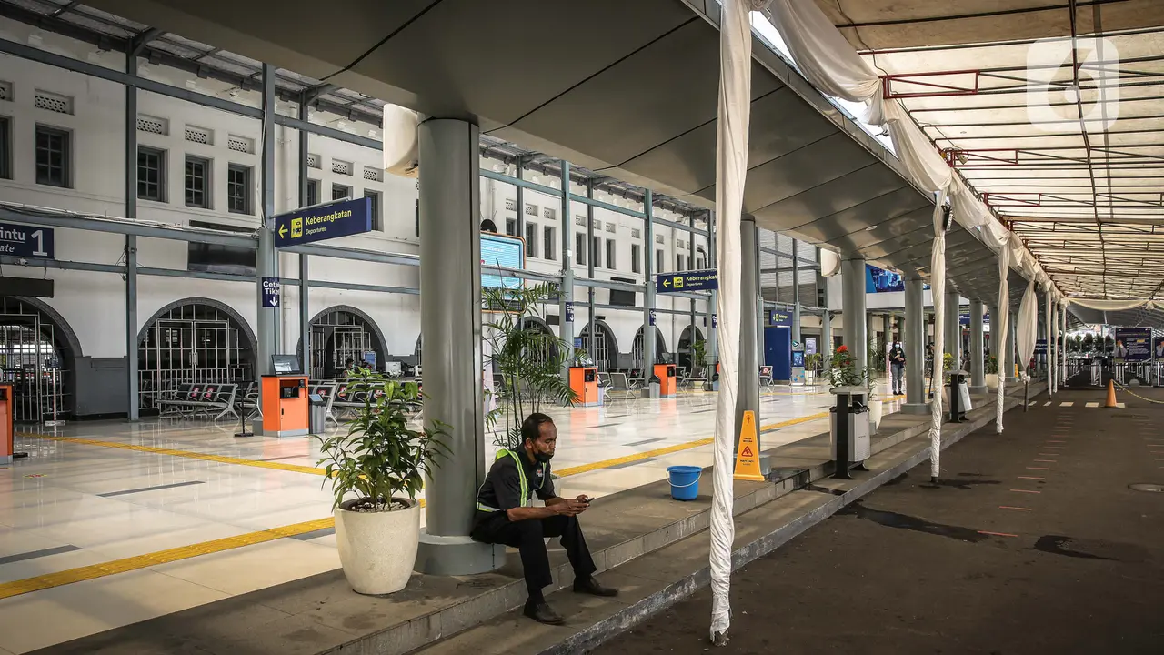 Ada Larangan Mudik, Stasiun Pasar Senen Sepi