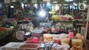 Pedagang mengenakan masker saat beraktivitas di Pasar Minggu yang kembali buka setelah penutupan selama tiga hari, Jakarta, Selasa (23/6/2020). Sebelumnya, Pasar Minggu ditutup sementara setelah tiga pedagang dinyatakan positif COVID-19. (Liputan6.com/Immanuel Antonius)