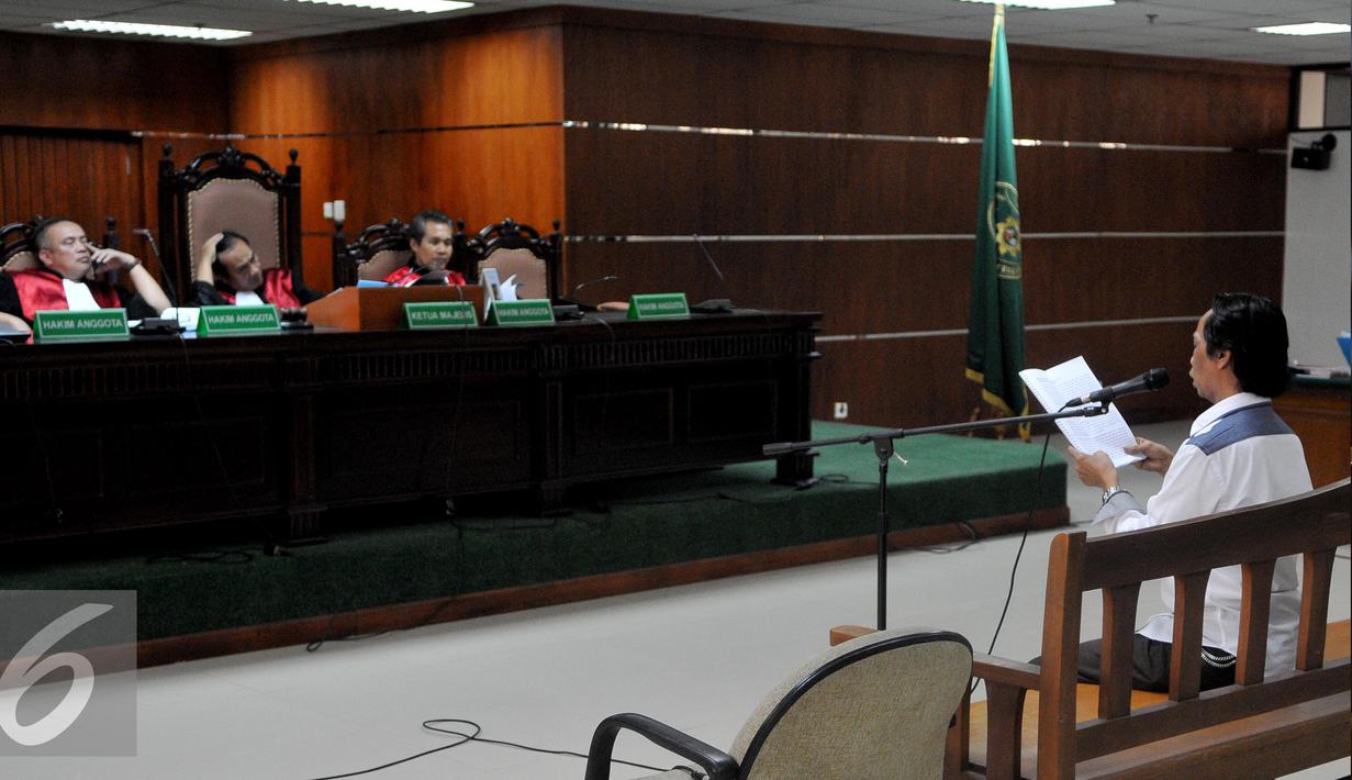 Mandra Naih menjalani sidang lanjutan di Pengadilan Tipikor, Jakarta, Senin (31/8/2015). mantan bintang sinetron Si Doel Anak Sekolahan yang kini menjabat Direktur PT Viandra Production. (Liputan6.com/Herman Zakharia)