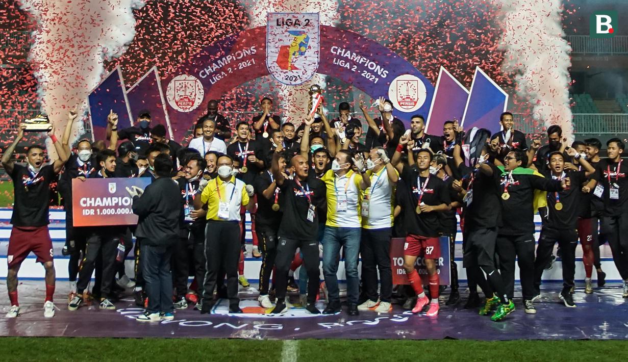 Para pemain dan tim ofisial Persis Solo merayakan keberhasilan menjuarai Liga 2 2021 usai acara penyerahan trofi. Persis Solo mengalahkan Rans Cilegon FC 2-1 dalam laga final di Stadion Pakansari, Bogor, Kamis (30/12/2021).
