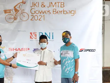 Perwakilan Jurnalis Kayuh Indonesia (JKI) dan Jurnalis Mountain Bike (JMTB) secara simbolis memberikan donasi berupa uang tunai dan sembako kepada 53 Anak Yatim dan Dhuafa di Pesantren Yatim dan Dhuafa Shabilul Mukminin, Depok, Kamis (06/05/2021). (Liputan6.com/HO/JKI)