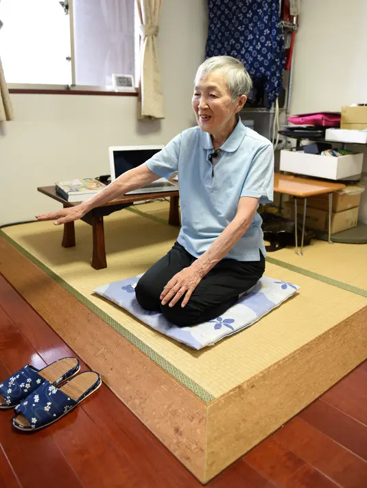 Masako Wakamiya melakukan wawancara di rumahnya daerah Fujisawa, Prefektur Kanagawa, Jepang, 13 Juli 2017. Keterampilan Wakamiya kini sudah diakui dengan diundangnya nenek 82 tahun itu dalam acara Worldwide Developers Conference. (Kazuhiro NOGI/AFP)