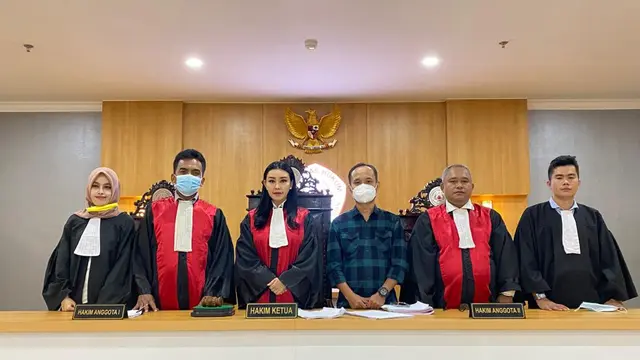 Baby Sexyola menjadi hakim (https://www.instagram.com/p/CQSexpGsEJO/)