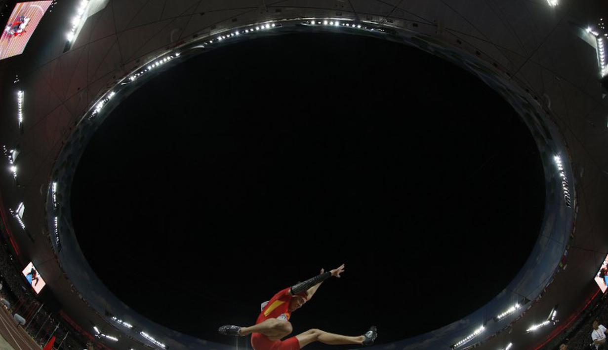 Aksi atlet Tiongkok, Li Jinzhe, saat final lompat jauh putra Kejuaraan Dunia Atletik 2015 di Stadion Nasional, Beijing, Tiongkok. (25/8/2015). (AFP/Adrian Dennis)