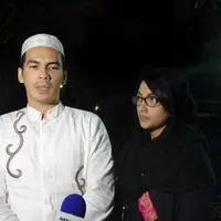 Kabar meninggalnya almarhum membuat Atalarik Syach dan sang istri terkejut. (Rivan Yuristiawan/Bintang.com)