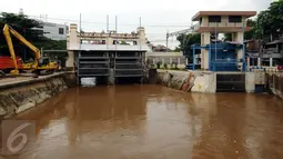 Kondisi aliran air yang melintasi pintu air Manggarai, Jakarta, Kamis (11/2/2016). Volume air di Pintu Air Manggarai terpantau 690 cm (normal) meski hujan mengguyur sebagian Jakarta dan Bogor sepanjang Kamis (11/2). (Liputan6.com/Helmi Fithriansyah)