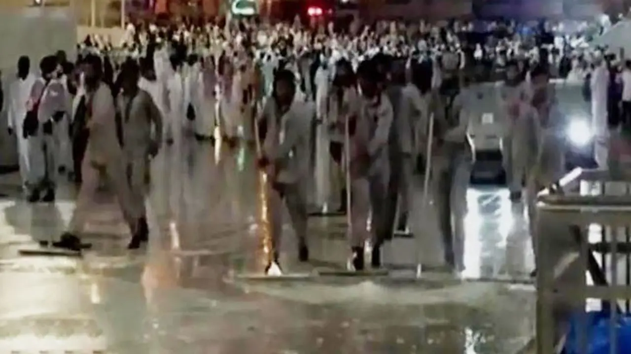 Petugas Kebersihan Masjidil Haram