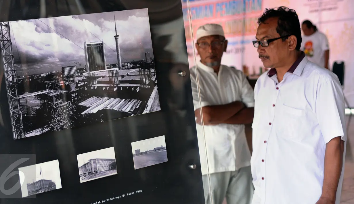 Warga melihat dokumentasi foto arsitektur Masjid Istiqlal yang dipamerkan di area Masjid Istiqlal di Jakarta, Jumat (24/2). Pameran ini untuk memeriahkan Milad Masjid Istiqlal dan berlangsung hingga 27 Februari. (Liputan6.com/Helmi Fithriansyah)