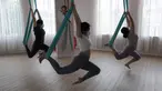 Para murid melakukan gerakan aerial yoga atau yoga udara di Aerial Jooga Studia, Kelapa Dua, Tangerang, Banten, Minggu (10/10/2021). Di masa pandemi, peminat olahraga yang berasal dari Amerika Serikat ini meningkat lebih dari 60 persen. (merdeka.com/Arie Basuki)