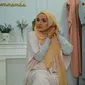 Gaya hijab pasmina bahan ceruti ala Ria Miranda. (dok. tangkapan layar Vidio/Liputan6.com)