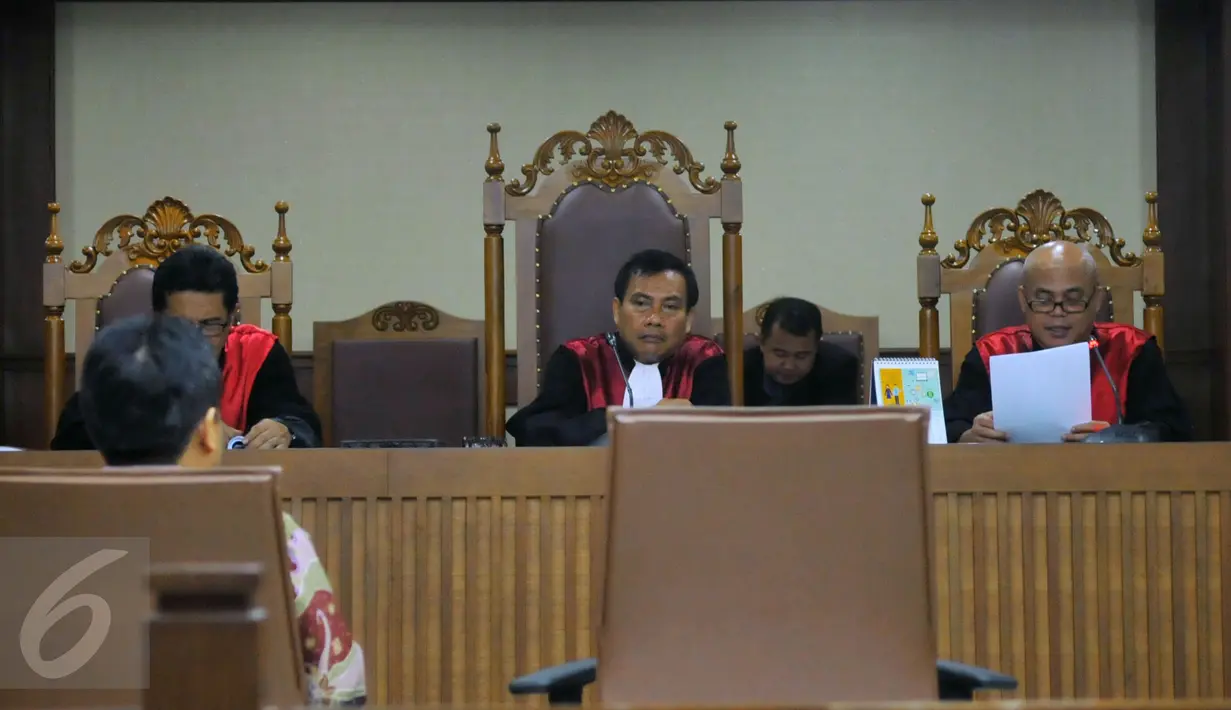 Majelis hakim juga memerintahkan Dasep membayar Rp 17,1 miliar untuk mengganti kerugian negara dalam waktu 2 bulan. Apabila tidak diganti dalam kurun tersebut maka harta bendanya disita oleh Jaksa. (Liputan6.com/Faisal R Syam)