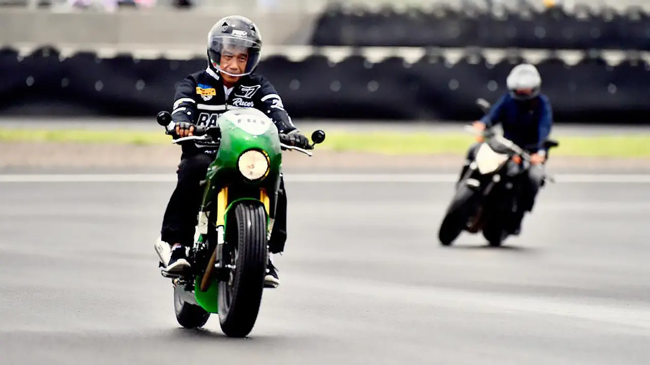 Foto: Start Paling Depan, Presiden Jokowi Jajal Sirkuit Mandalika Naik Motor RI 1