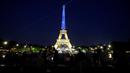 <p>Sebuah foto menunjukkan Menara Eiffel di Paris diterangi dengan warna bendera nasional Ukraina, pada 9 Mei 2022. Memperingati Hari Eropa, Menara Eiffel memproyeksikan bendera Ukraina sebagai solidaritas untuk rakyat Ukraina di tengah invasi Rusia. (Ludovic MARIN / AFP)</p>