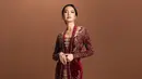 Raline Shah memiliki darah Tionghoa, ia pun tampil dengan kebaya merah maroon dengan aksen brokat dan bros depan dipadukan bawahan kain songket. [@ralineshah]