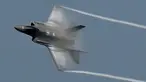 Sebuah jet tempur F35 milik Angkatan Udara Australia tampil dalam Bali International Airshow 2024 di Bandara Internasional Ngurah Rai, Bali, pada Jumat 20 September 2024. (SONNY TUMBELAKA/AFP)