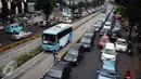 Bus Transjakarta melintas di Jalan Mampang Prapatan Raya, Jakarta, Kamis (6/10). Pemprov DKI Jakarta berencana mengganti bus Transjakarta dengan merek berstandar dunia seperti bus lower deck tipe low entry K250 Scania. (Liputan6.com/Helmi Fithriansyah)