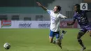 Gelandang Persib Bandung, Marc Klok (kiri) terjatuh setelah berebut bola dengan penyerang Persita Tangerang, Altariq Ballah pada BRI Liga 1 2021/2022 di Stadion Wibawa Mukti, Cikarang, Sabtu (11/09/2021). Persib Bandung menang atas Persita Tangerang dengan skor 2-1. (Bola.com/Bagaskara Lazuardi)