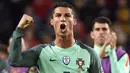 Striker Portugal, Cristiano Ronaldo, merayakan kemenangan Portugal atas Hongaria pada laga Kualifikasi Piala Dunia 2018 di Stadion Groupama, Minggu (3/9/2017). Portugal menang 1-0 atas Hongaria. (AP/Tamas Kovacs)
