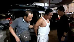 Salah satu pelaku sindikat pencurian mobil di Bandar Lampung ketika berhasil diamankan oleh polisi. Foto: (Polresta Bandar Lampung)