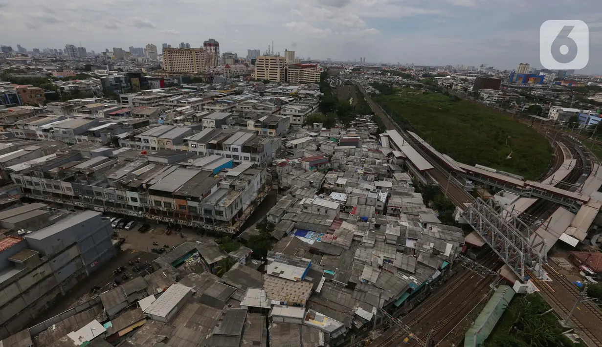 Suasana kawasan permukiman padat penduduk terlihat dari ketinggian di wilayah Jakarta, Kamis (12/12/2024). (Liputan6.com/Angga Yuniar)