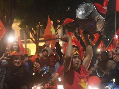 Sejumlah warga konvoi merayakan keberhasilan Vietnam mengalahkan Qatar pada semifinal Piala AFC U-23 di Hanoi, Rabu (23/1/2018). Vietnam berhasil lolos ke final untuk menantang pemenang antara Uzbekistan dan Korea Selatan. (AFP/Hoang Dinh Nam)