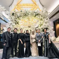 Aaliyah Massaid tampil anggun dalam maxi dress hitam dengan potongan lengan 3/4. Gaya minimalisnya menonjolkan keindahan siluet tubuhnya, memberikan kesan elegan namun tetap sederhana. [@aurelie.hermansyah].