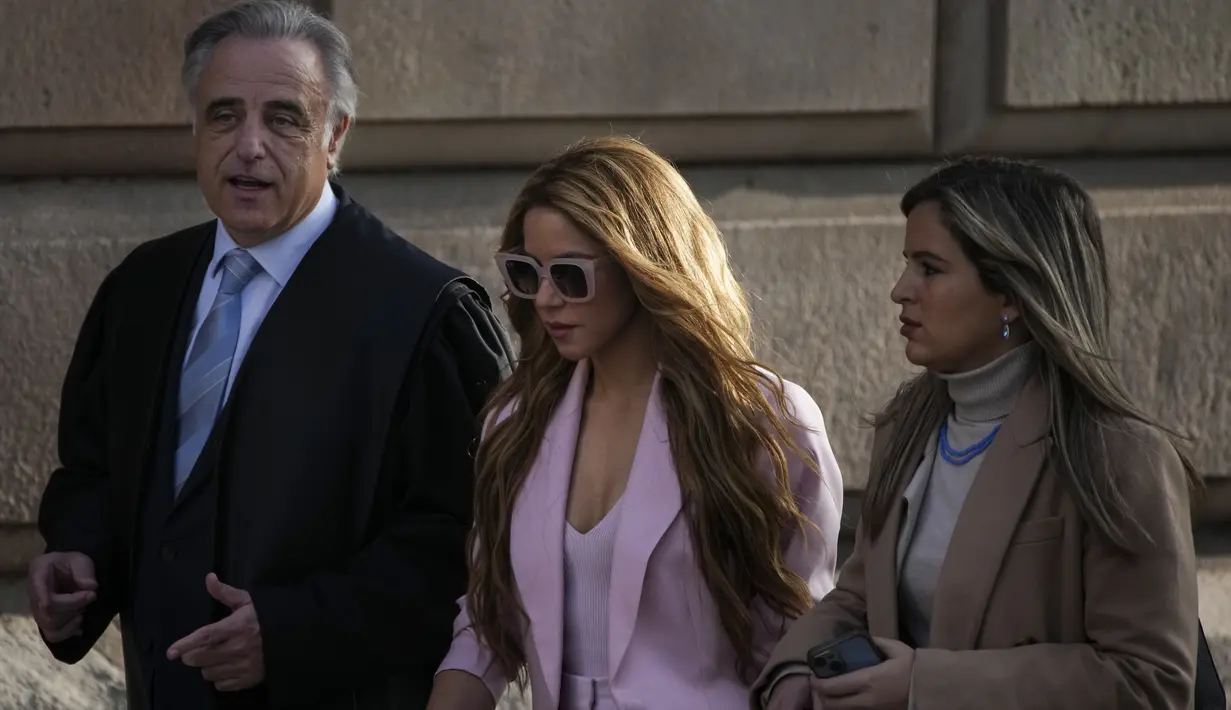 Saat itu perempuan 46 tahun tersebut masih bersumpah membantahnya, seraya menegaskan niatnya untuk melawan tuduhan itu di pengadilan.  (AP Photo/Emilio Morenatti)