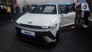 Pengunjung memperhatikan mobil mewah Hyundai Ioniq 5 N seharga Rp 1.3 miliar pada pameran otomotif GAIKINDO Indonesia International Auto Show (GIIAS) 2024 di Indonesia Convention Exhibition (ICE) BSD Tangerang, Banten, Jumat (19/7/2024). (merdeka.com/Arie Basuki)