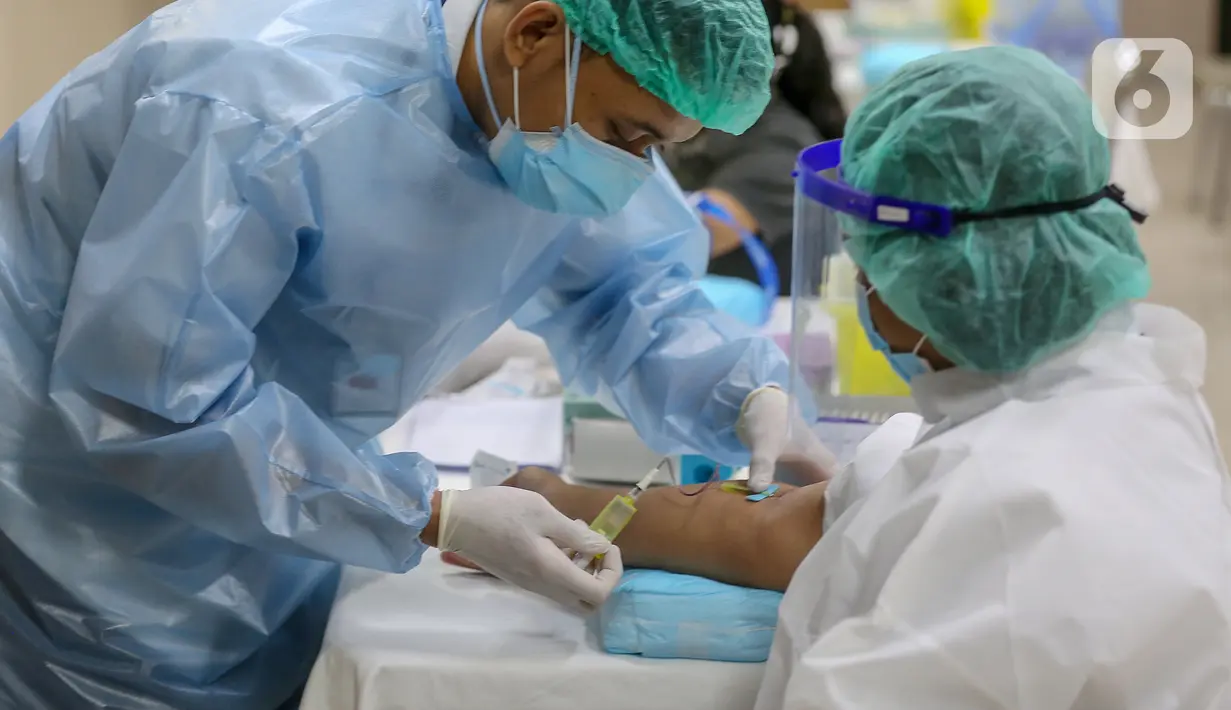Petugas medis menjalani Tes serologi COVID-19 di RS Siloam Kebon Jeruk, Jakarta, Selasa (11/8/2020). Tes serologi antibodi SARS-CoV-2 berbasis lab merupakan tes untuk mendeteksi antibodi baik Imunoglobulin M (IgM) dan Imunoglobulin G (IgG) terhadap SARS-CoV-2 dalam darah. (Liputan6.com/Fery Pradolo)