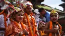 Sejumlah anak-anak mengenakan kostum tradisional bersiap mengikuti Gai Jatra cow festival di Kathmandu, Nepal (8/8). Umat Hindu menganggap sapi binatang suci yang membantu jiwa untuk mencapai surga. (AFP Photo/Prakash Mathema)