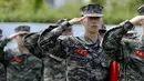 Son Heung-min, sempat mengikuti wajib militer di Korsel dikarenakan wabah virus Covid-19 yang menunda gelaran Premier League. (Foto: AP/South Korea Marine Corps' Facebook)